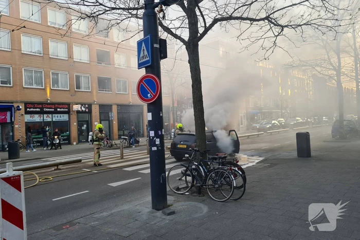 Auto brandt volledig uit
