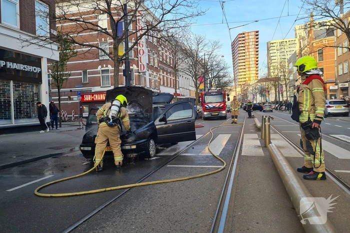 Auto brandt volledig uit