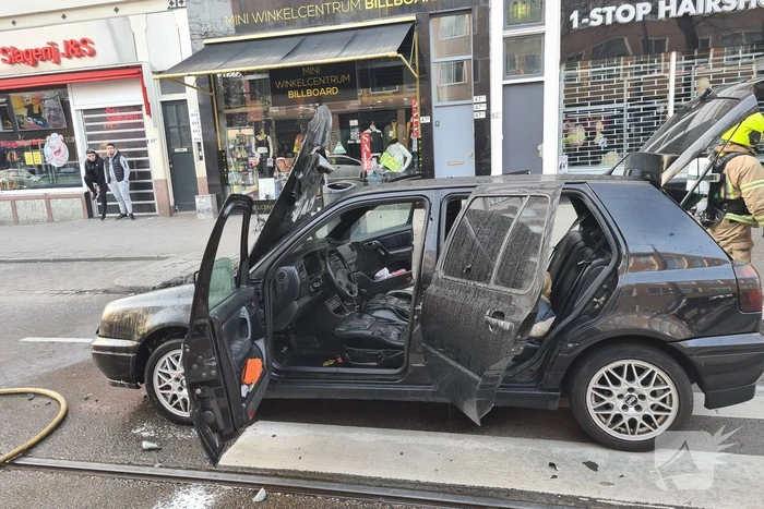 Auto brandt volledig uit