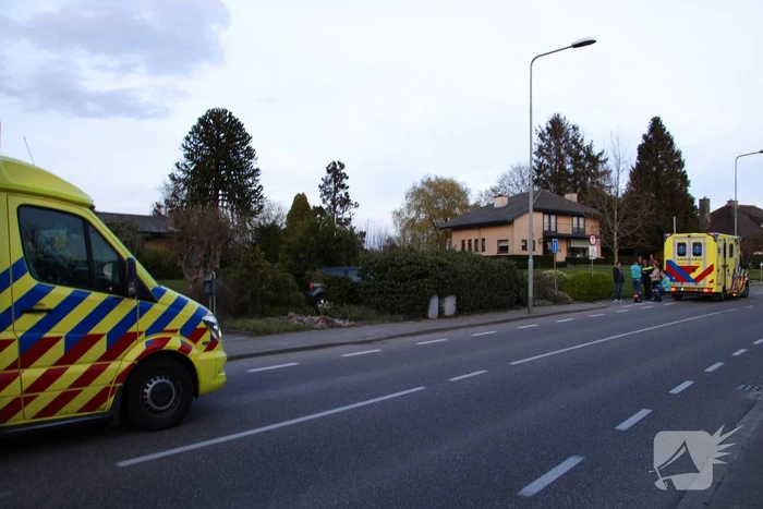 Auto rijdt achteruit voortuin van woning in