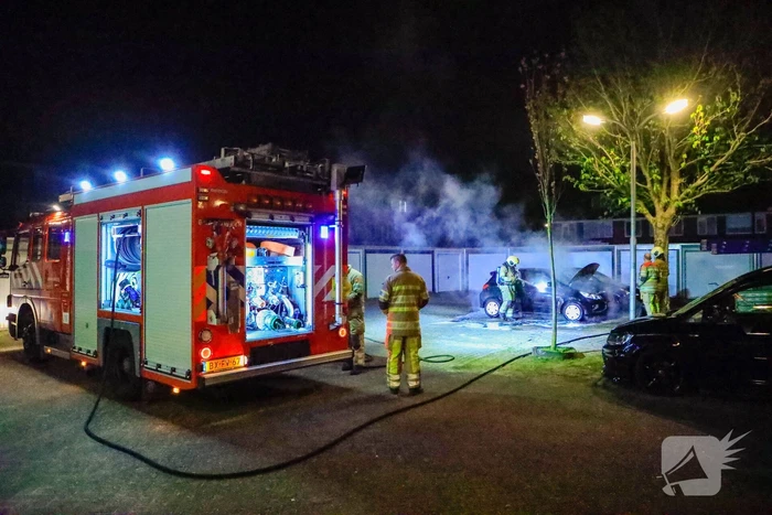 Politie doet onderzoek naar autobrand