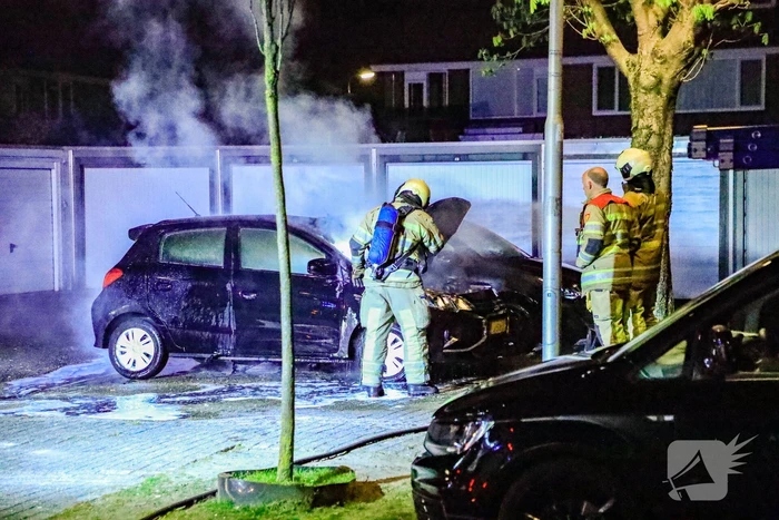 Politie doet onderzoek naar autobrand