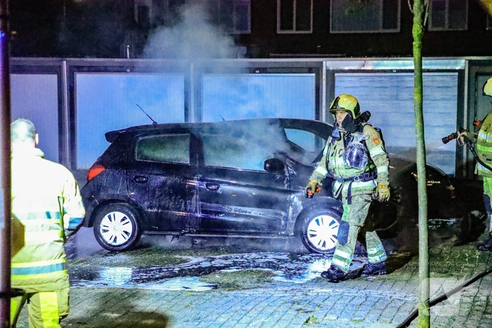 Politie doet onderzoek naar autobrand