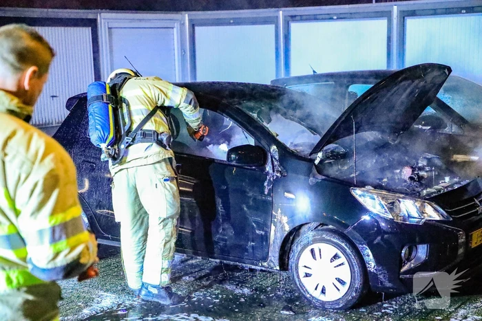 Politie doet onderzoek naar autobrand