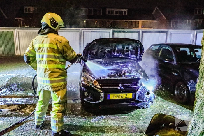 Politie doet onderzoek naar autobrand