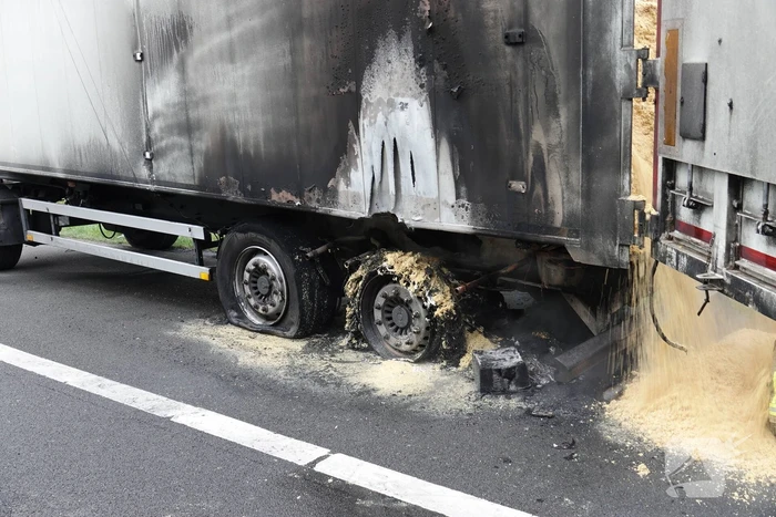 Aanhangwagen van vrachtwagen vliegt in brand