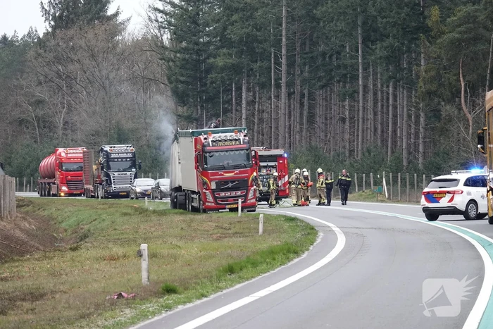 Aanhangwagen van vrachtwagen vliegt in brand