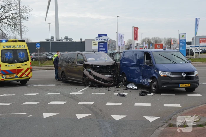 Bestelbussen botsen op kruising