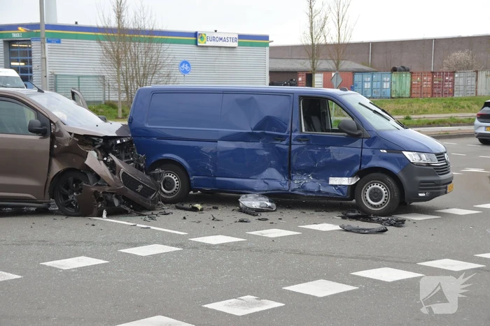 Bestelbussen botsen op kruising
