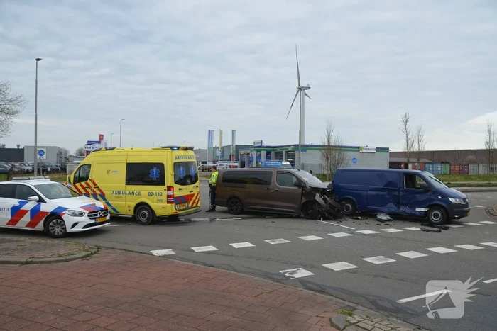 Bestelbussen botsen op kruising