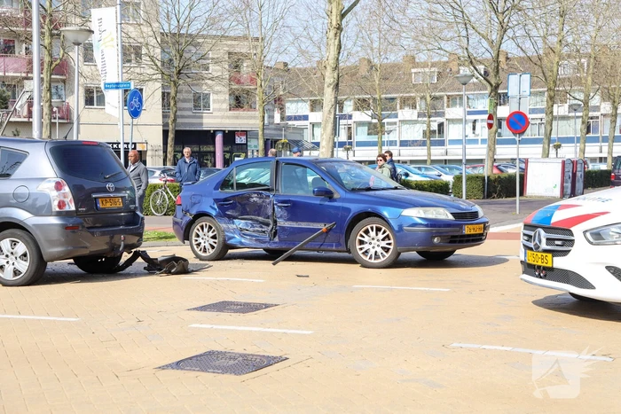 Flinke schade bij aanrijding op kruising voor Winkelcentrum Neptunusplein