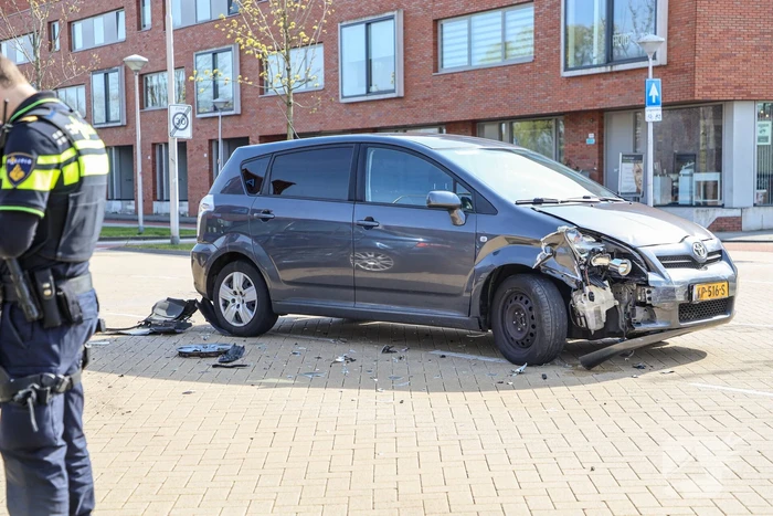 Flinke schade bij aanrijding op kruising voor Winkelcentrum Neptunusplein