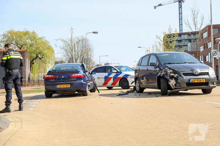 Flinke schade bij aanrijding op kruising voor Winkelcentrum Neptunusplein