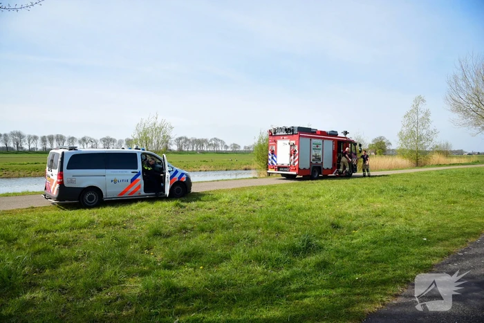 Man glijdt uit en valt in het water