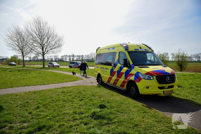 Man glijdt uit en valt in het water