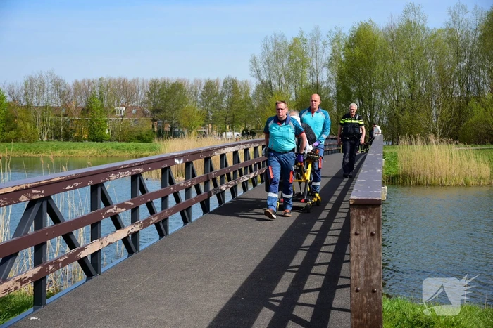 Man glijdt uit en valt in het water