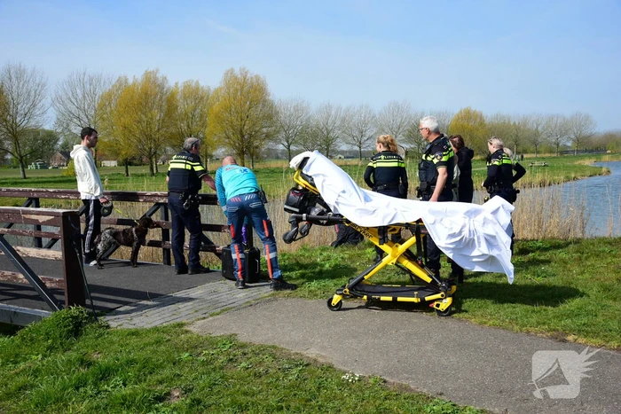 Man glijdt uit en valt in het water
