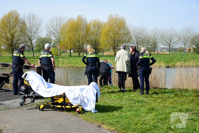 Man glijdt uit en valt in het water