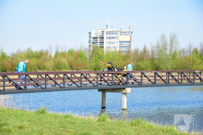 Man glijdt uit en valt in het water