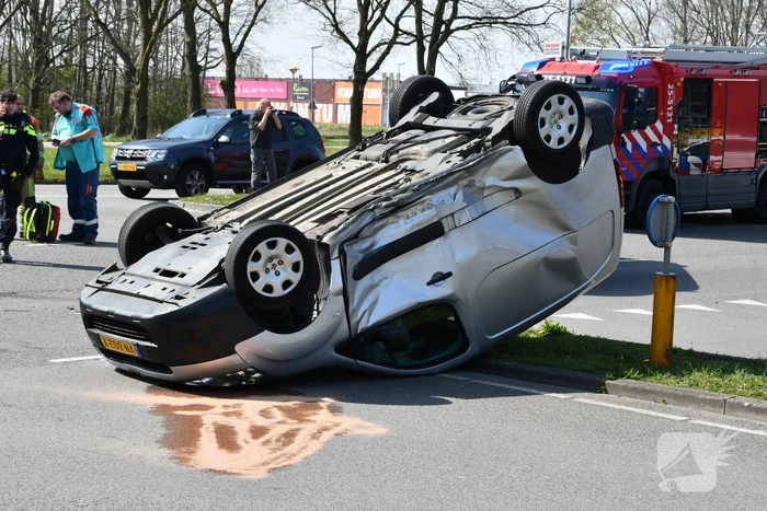 Enorme schade na aanrijding op kruising