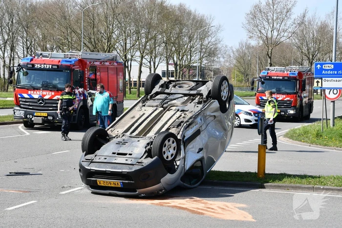 Enorme schade na aanrijding op kruising