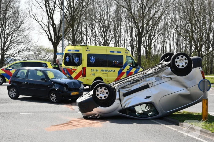 Enorme schade na aanrijding op kruising