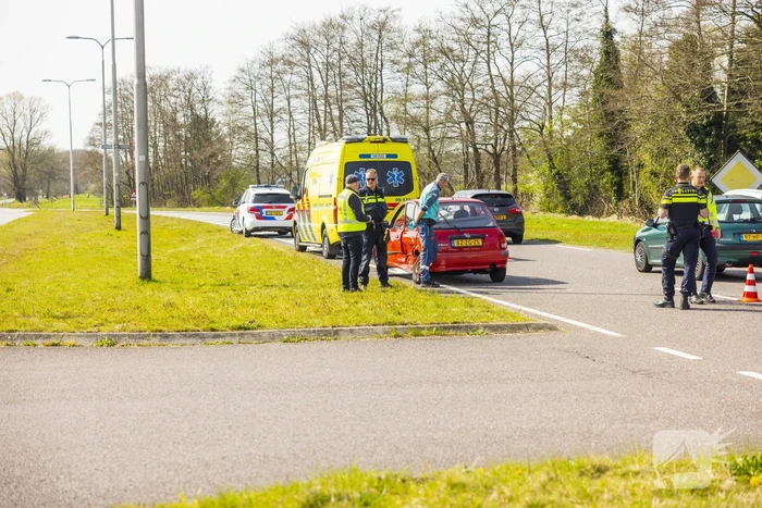Twee auto's botsen op kruising