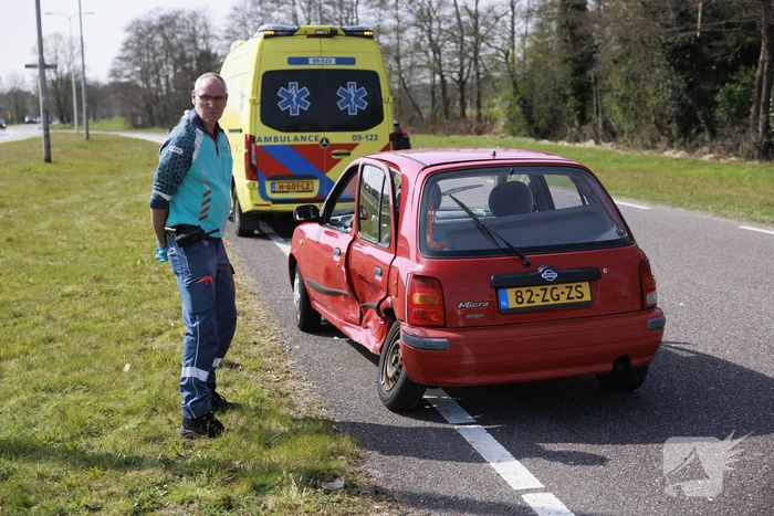 Twee auto's botsen op kruising