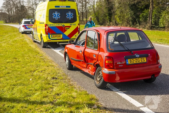 Twee auto's botsen op kruising