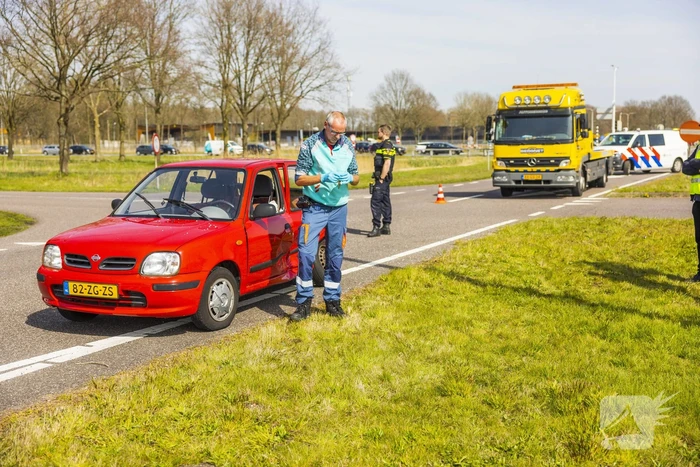 Twee auto's botsen op kruising