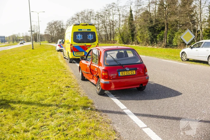 Twee auto's botsen op kruising
