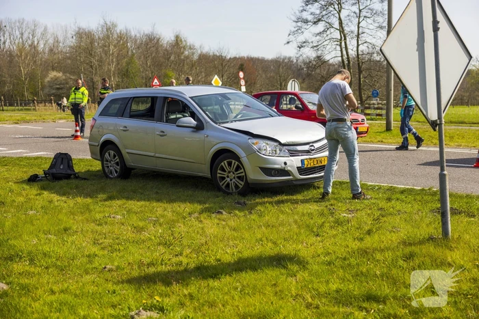 Twee auto's botsen op kruising