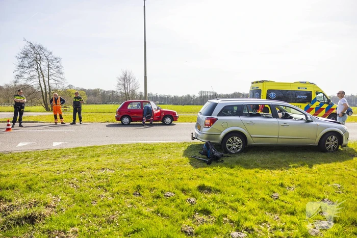 Twee auto's botsen op kruising