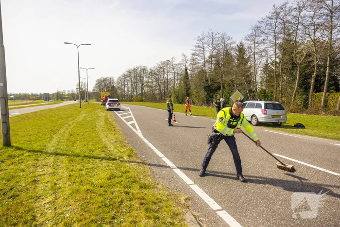 Twee auto's botsen op kruising