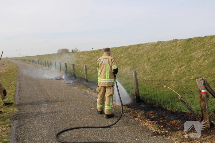 Brand langs dijk snel gedoofd