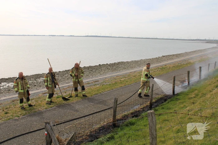 Brand langs dijk snel gedoofd