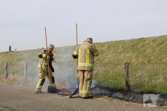 Brand langs dijk snel gedoofd