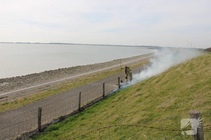 Brand langs dijk snel gedoofd