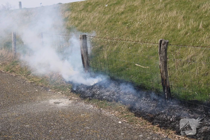 Brand langs dijk snel gedoofd