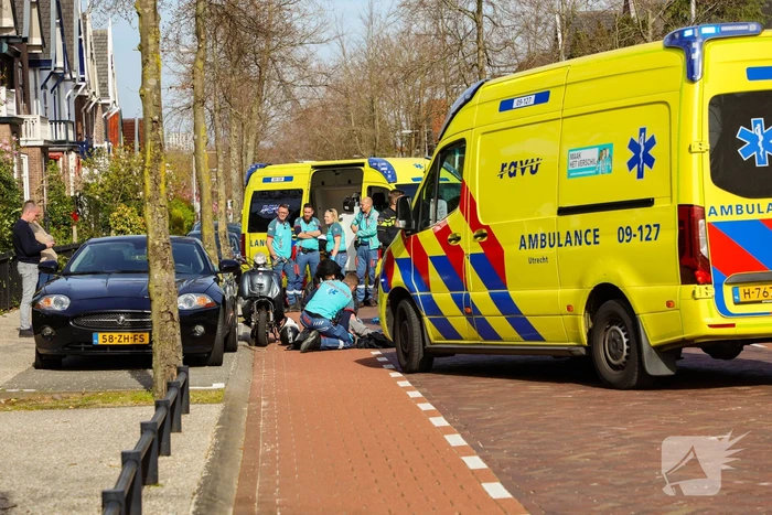 Scooter loopt flinke schade op bij verkeersongeval