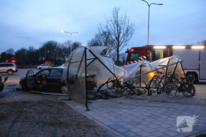 Ravage nadat auto door fietshok heen rijdt