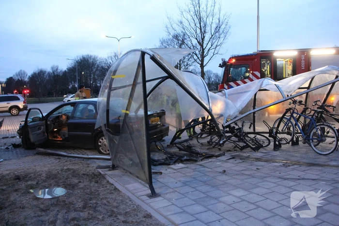Ravage nadat auto door fietshok heen rijdt