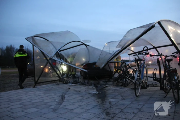 Ravage nadat auto door fietshok heen rijdt
