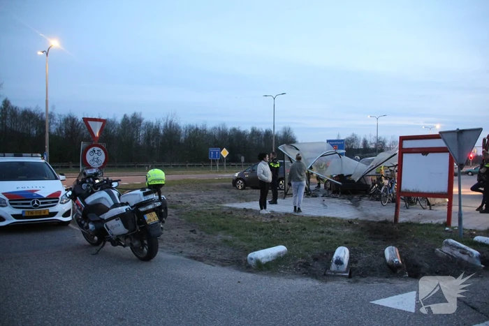 Ravage nadat auto door fietshok heen rijdt