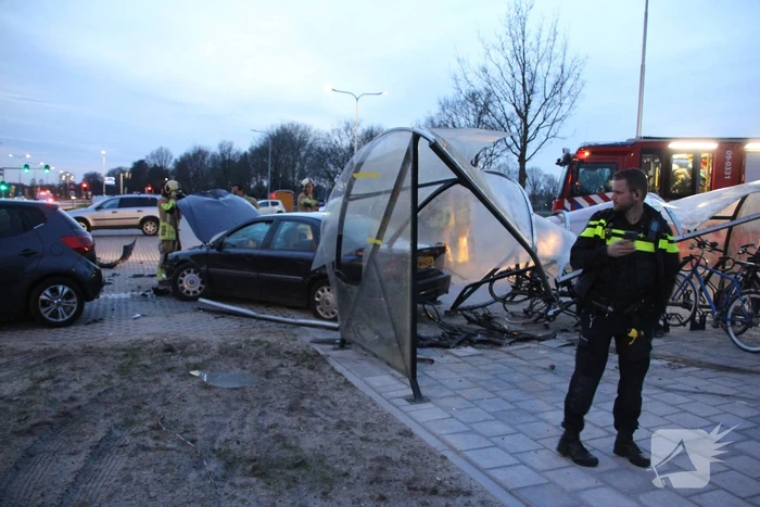 Ravage nadat auto door fietshok heen rijdt
