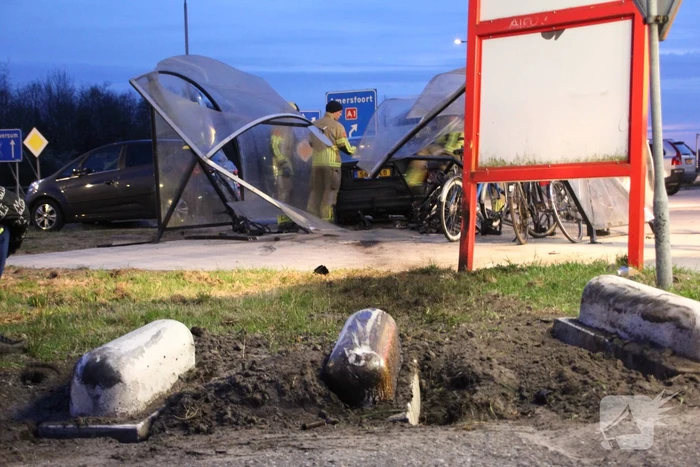 Ravage nadat auto door fietshok heen rijdt