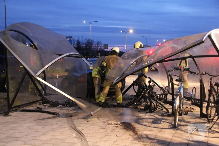 Ravage nadat auto door fietshok heen rijdt