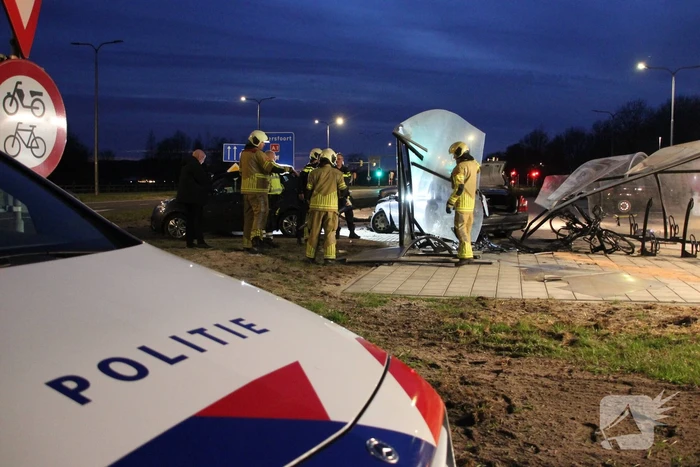 Ravage nadat auto door fietshok heen rijdt