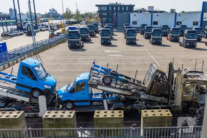 Vrachtwagen met oplegger brandt uit op terrein Koopman Cargo