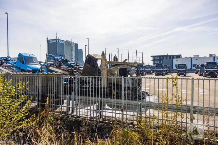 Vrachtwagen met oplegger brandt uit op terrein Koopman Cargo